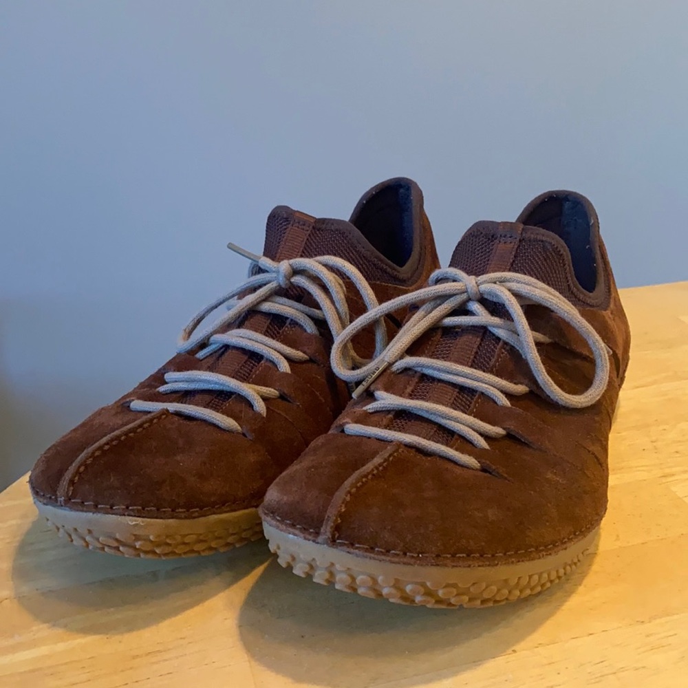 Tsubo Men’s size 9 (US) leather slip on sneakers with laces